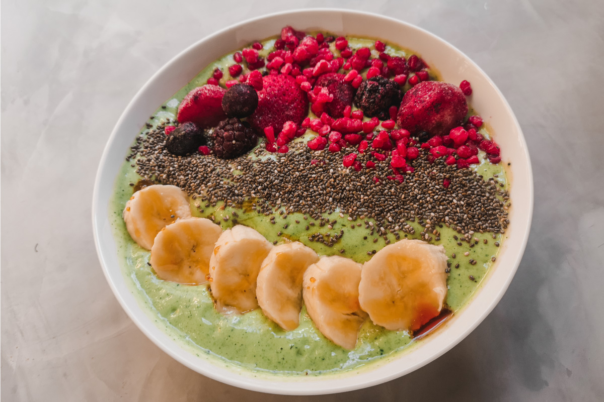 DavishlyFit Green smoothie bowl