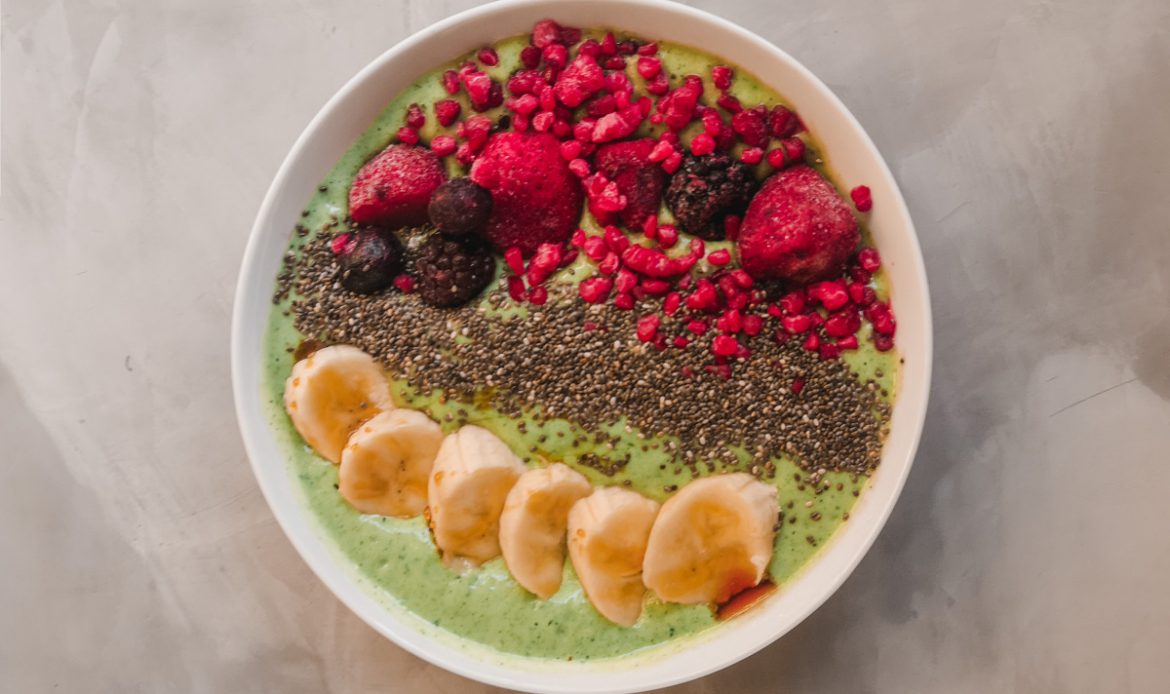 DavishlyFit Green smoothie bowl