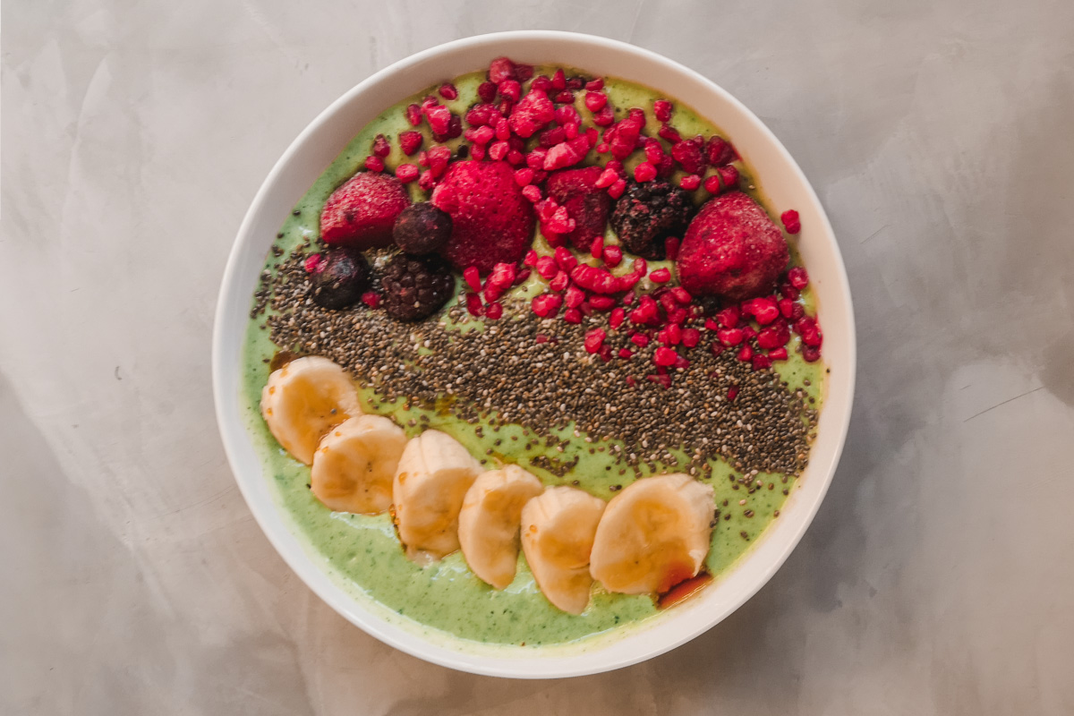 DavishlyFit Green smoothie bowl